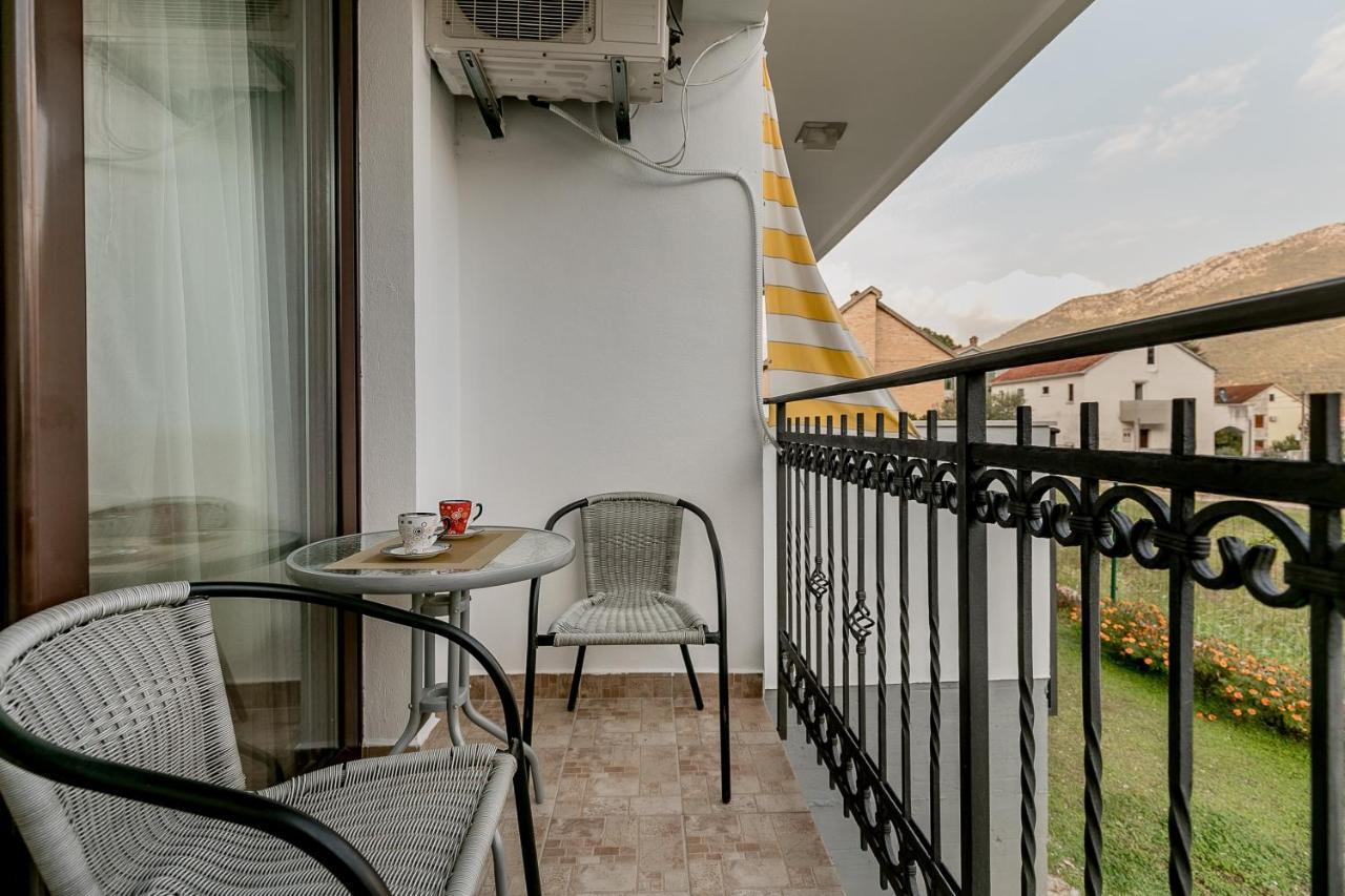 Apartments Gudelj Kamenari Ngoại thất bức ảnh